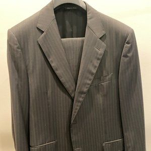 Canali 2 piece suit 100% wool. Black suit with brown stripe